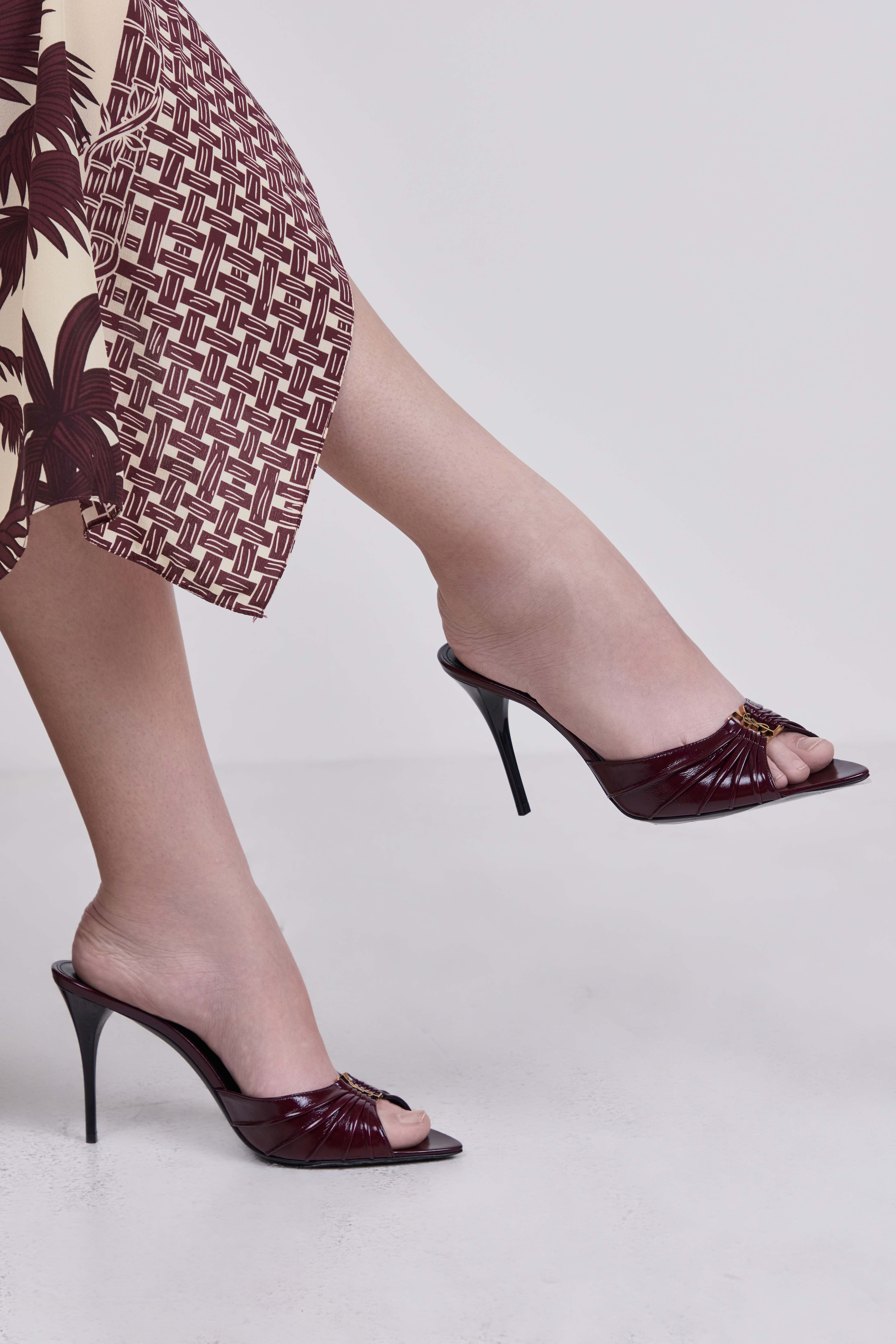 תמונת כל הלוק של נעלי עקב מיולס